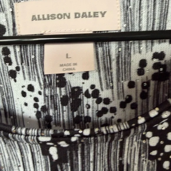 Allison Daley Black and White Abstract Printed 3/4 Cinched Sleeve Top - Picture 5 of 9